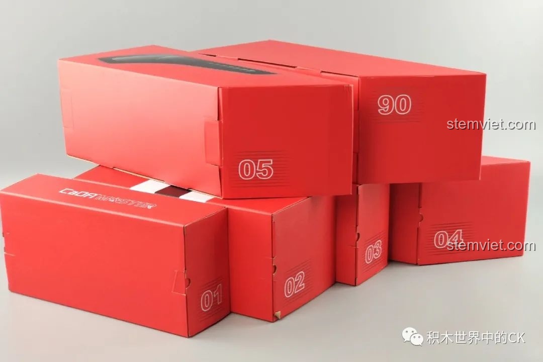 Bên trong hộp CaDA C61042 Ferrari 488 là các hộp nhỏ được đánh số, phân loại mảnh ghép tiện lợi.