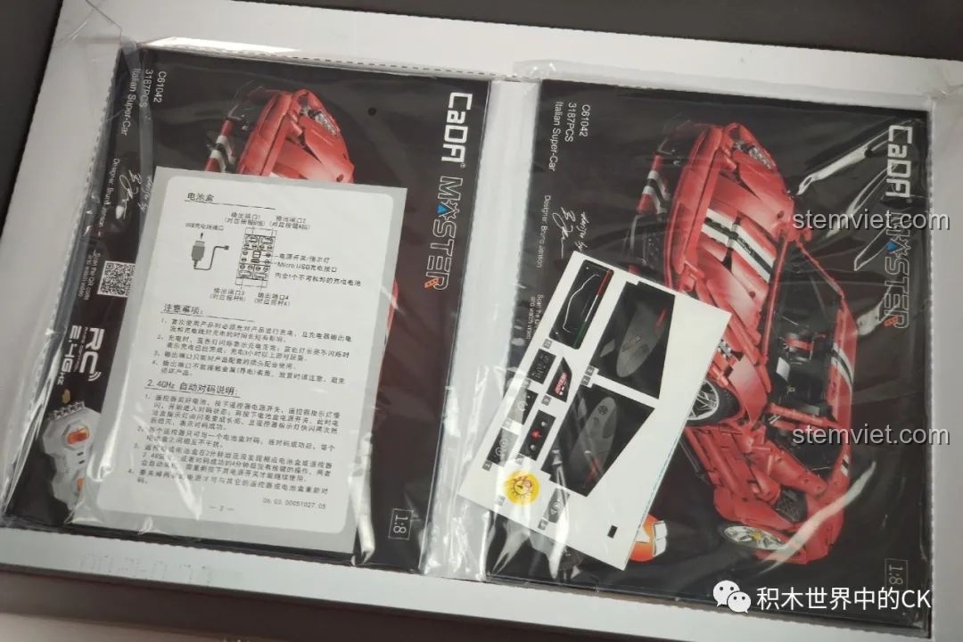 Các phụ kiện đi kèm bộ lắp ráp CaDA C61042 Ferrari 488 bao gồm pin, bộ điều khiển và tấm sticker.