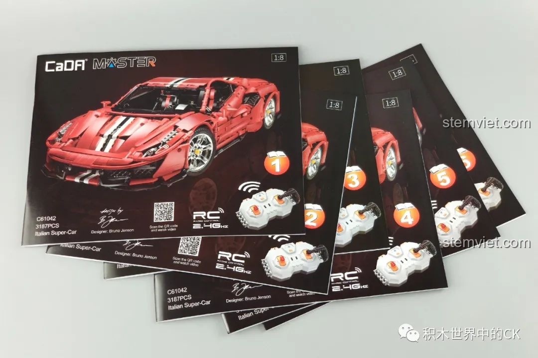 Sáu cuốn sách hướng dẫn lắp ráp của bộ CaDA C61042 Ferrari 488, mỗi cuốn cho một giai đoạn cụ thể.