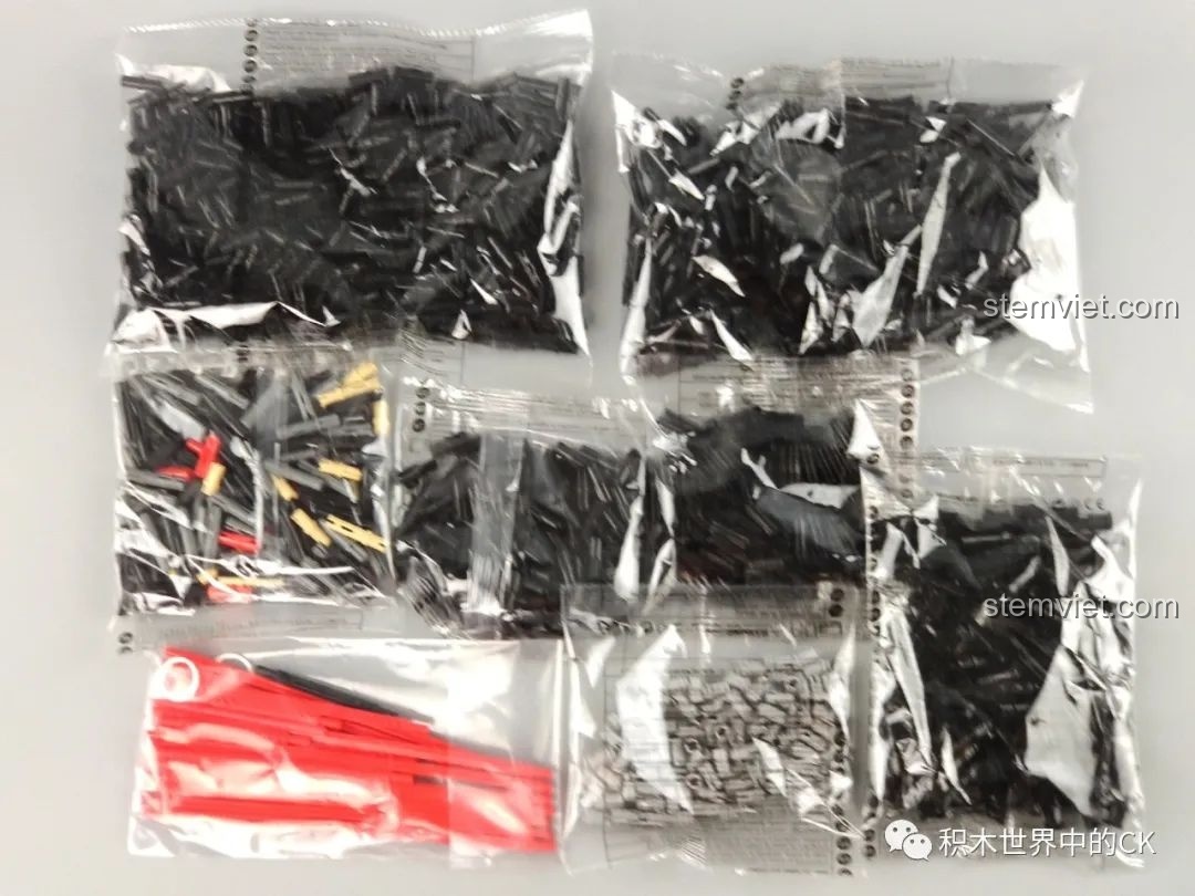 Các túi mảnh ghép màu đen của bộ lắp ráp CaDA C61042 Ferrari 488 được phân loại gọn gàng.