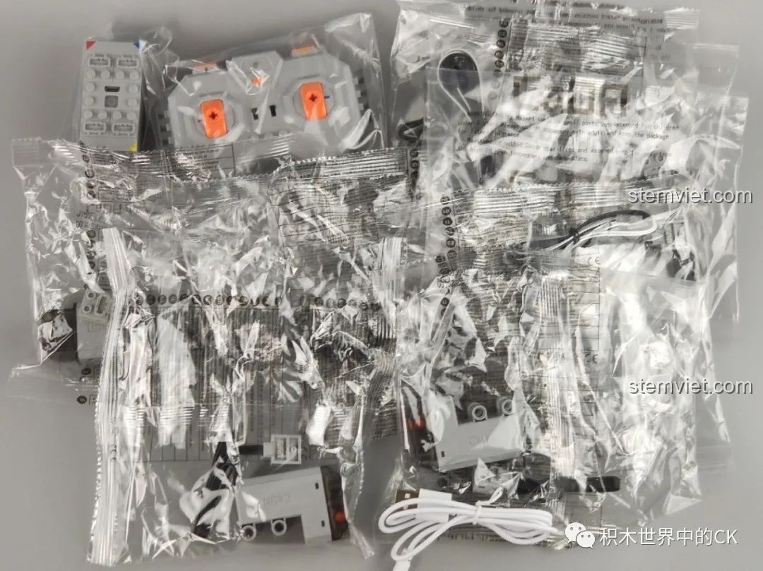 Túi chứa các bộ phận điều khiển từ xa và dây cáp cho mô hình CaDA C61042 Ferrari 488.