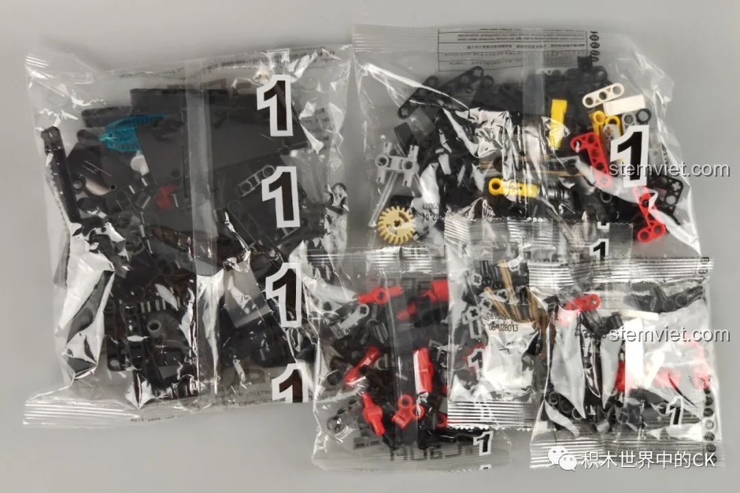 Túi mảnh ghép số 1 của bộ lắp ráp CaDA C61042 Ferrari 488, chứa các chi tiết ban đầu.