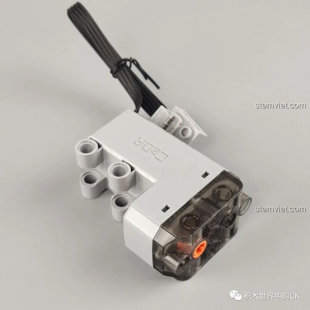 Khối điều khiển trung tâm của mô hình CaDA C61042 Ferrari 488, một phần quan trọng của hệ thống RC.