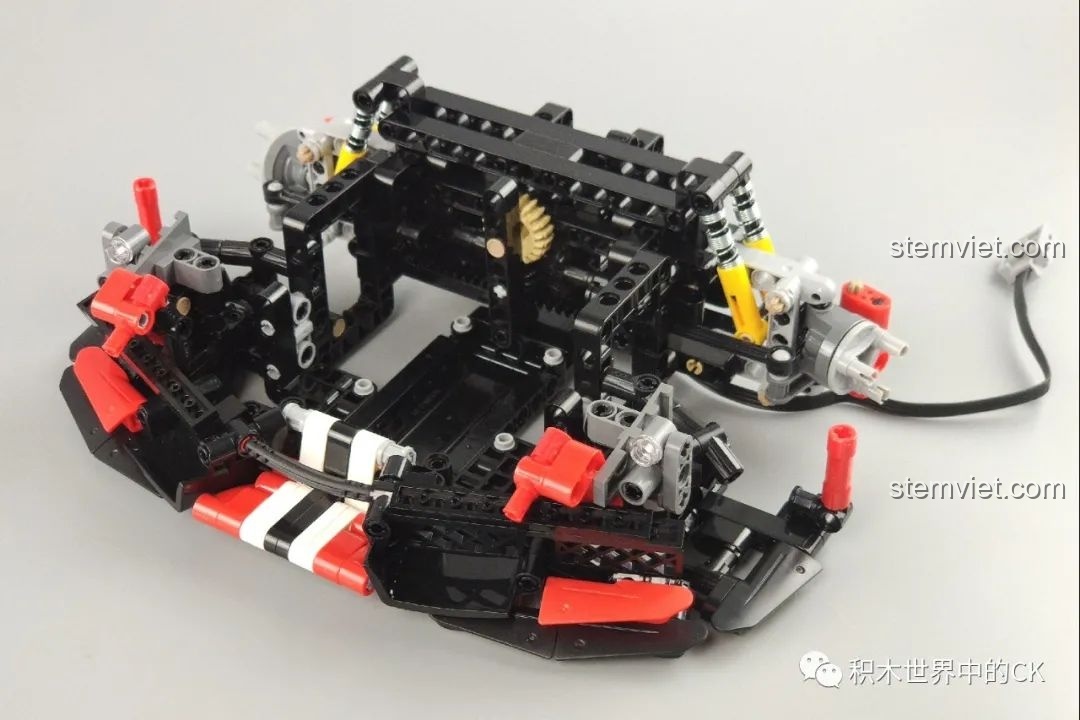 Khung gầm và hệ thống treo của mô hình CaDA C61042 Ferrari 488 đang được lắp ráp, thể hiện cấu trúc phức tạp.