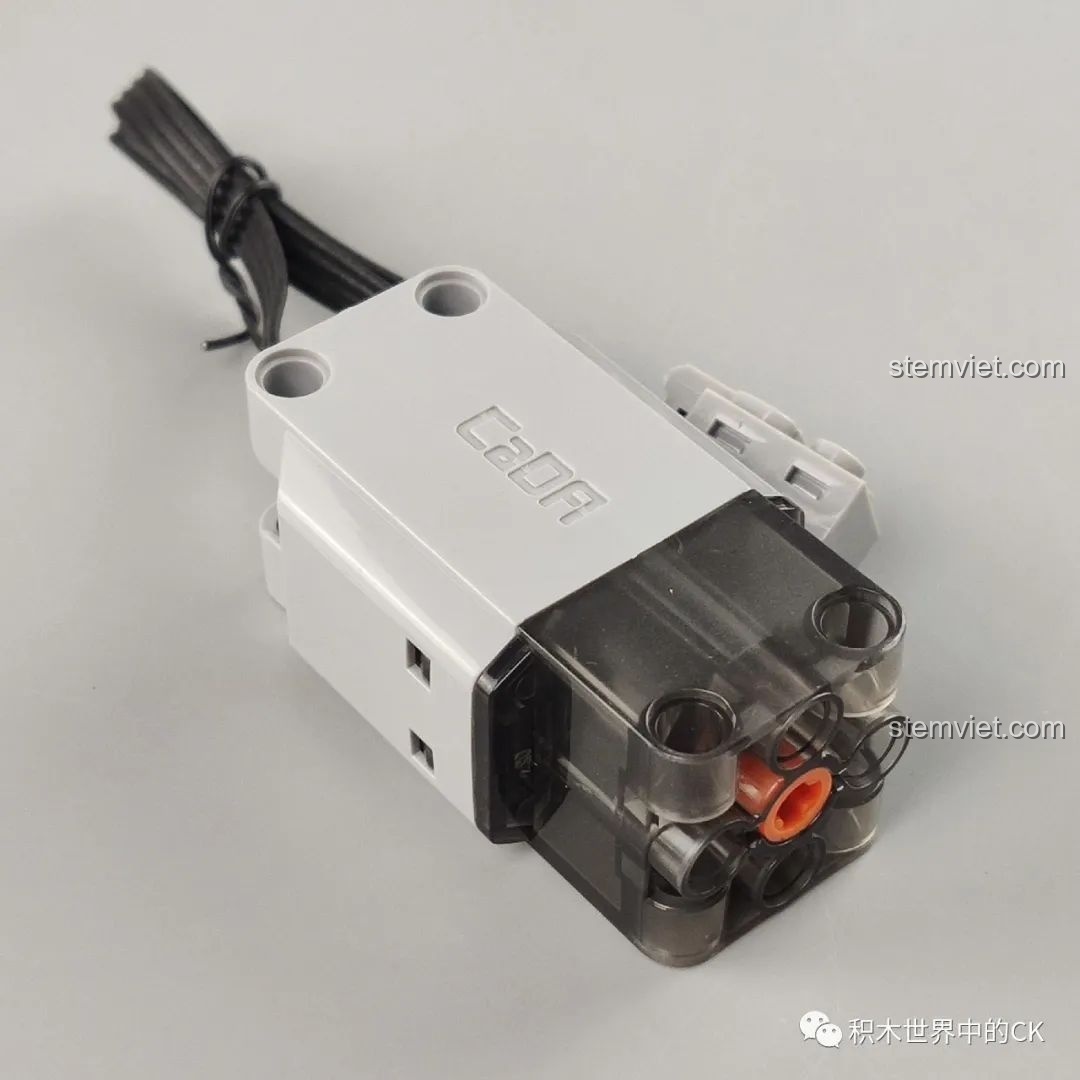 Một khối điều khiển điện tử khác của mô hình CaDA C61042 Ferrari 488, cho thấy tính năng RC.