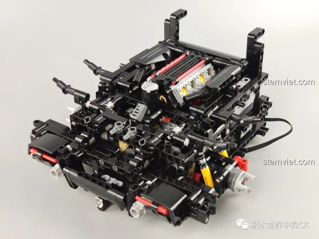 Khối động cơ của mô hình CaDA C61042 Ferrari 488 đang được lắp ráp, với các chi tiết máy móc.