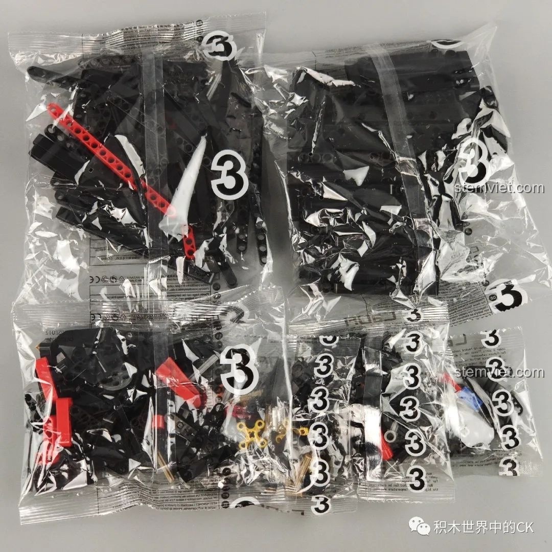 Các túi mảnh ghép số 3 của bộ lắp ráp CaDA C61042 Ferrari 488, chứa các chi tiết thân xe.