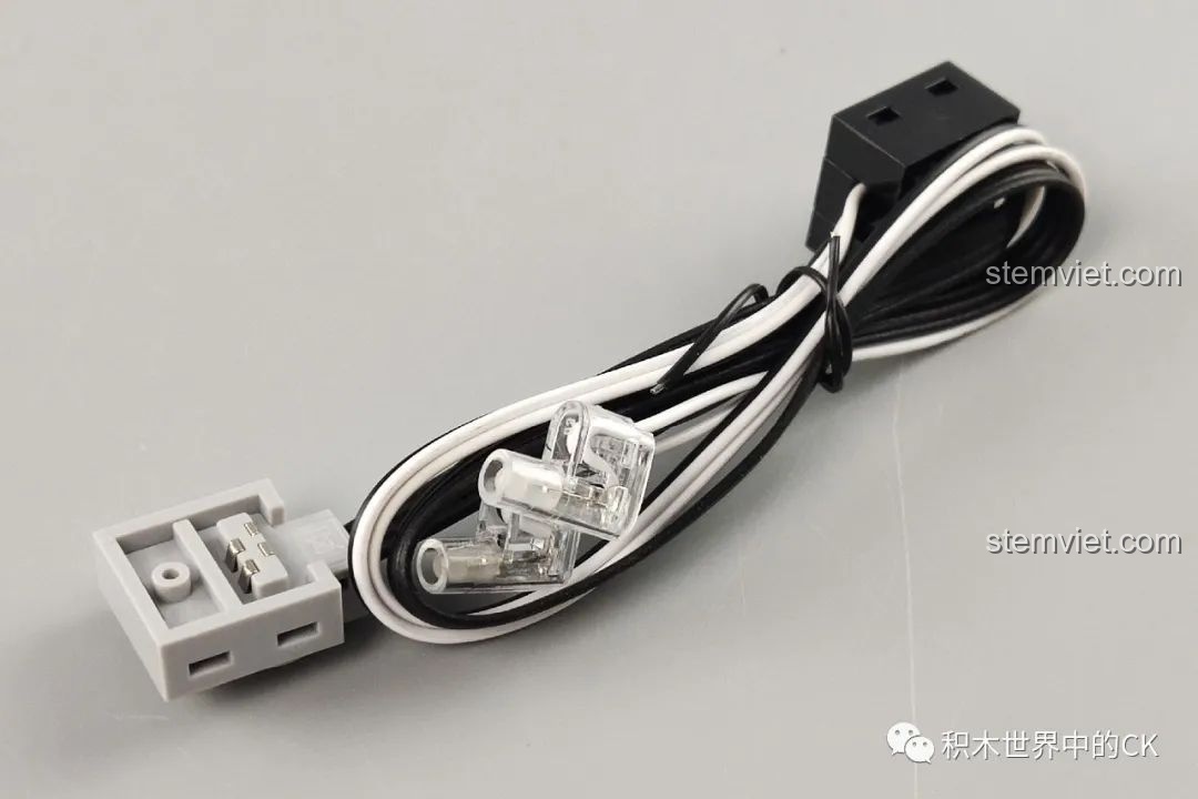 Dây điện và các đầu nối cho hệ thống đèn của mô hình CaDA C61042 Ferrari 488.