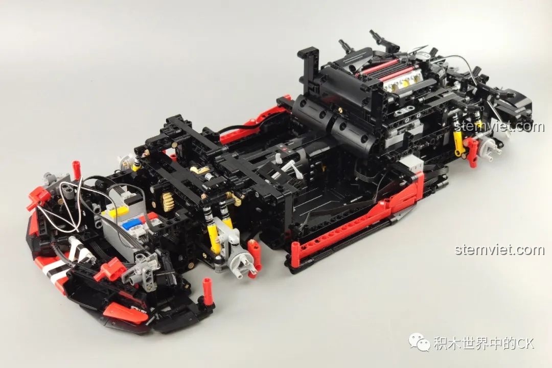 Khung xe của mô hình CaDA C61042 Ferrari 488 đang được lắp ráp, thân xe dần có hình dáng.