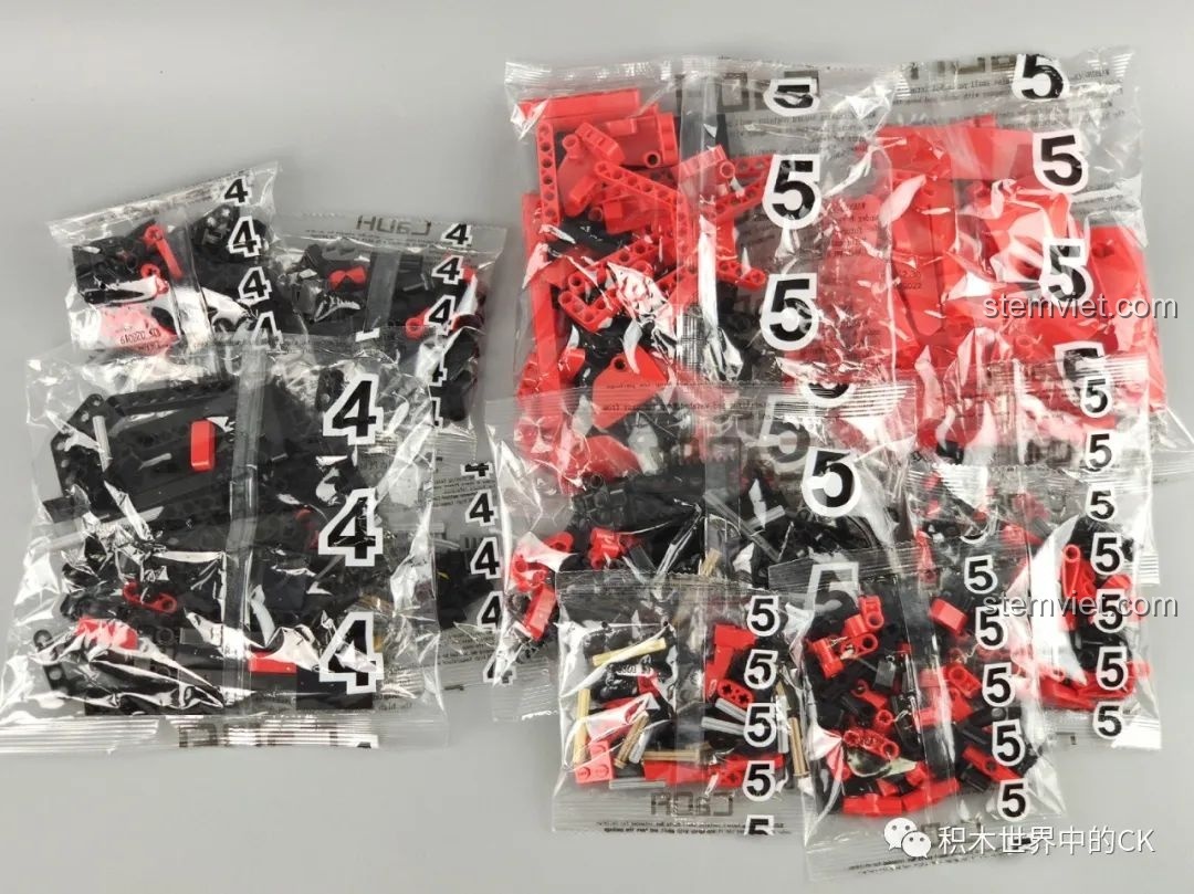 Các túi mảnh ghép số 4 và 5 của bộ lắp ráp CaDA C61042 Ferrari 488, chứa các chi tiết vỏ xe màu đỏ.