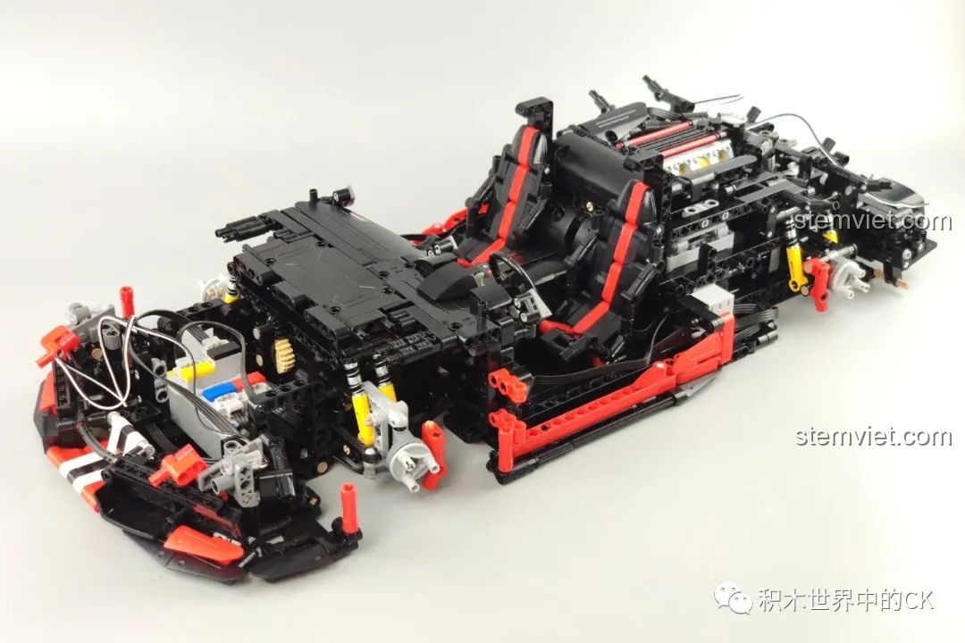 Mô hình CaDA C61042 Ferrari 488 gần hoàn thiện, thân xe màu đỏ đã lắp gần xong.