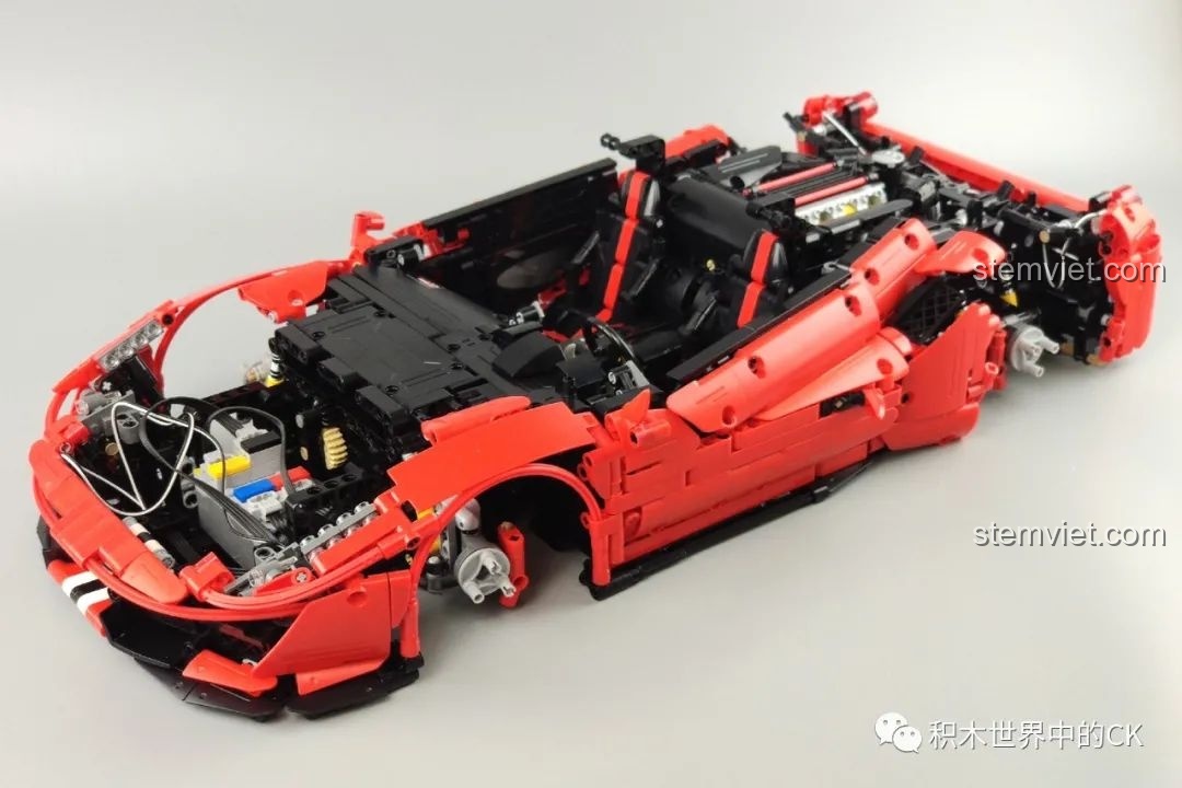 Mô hình CaDA C61042 Ferrari 488 đã hoàn thiện, màu đỏ nổi bật với sọc trắng đen, bánh xe mạ chrome.