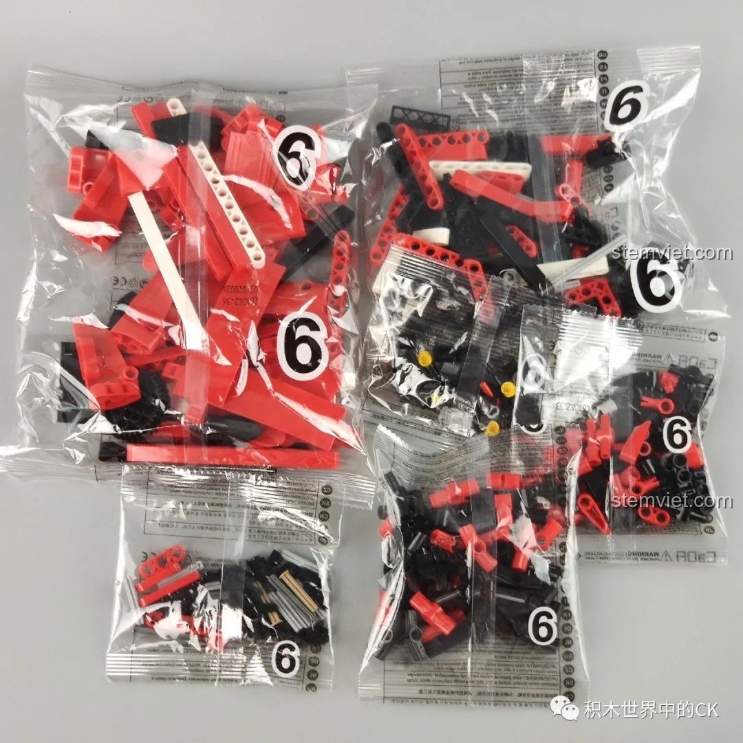 Mô hình CaDA C61042 Ferrari 488 đã hoàn thiện, đặt cạnh một nhân vật lính Stormtrooper đồ chơi.