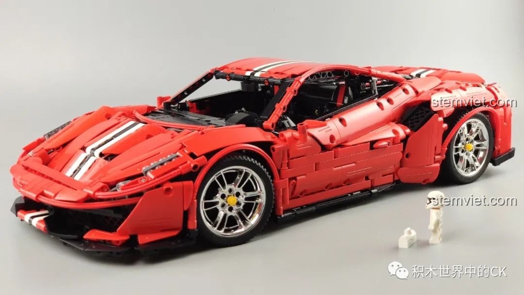 Mặt trước của mô hình CaDA C61042 Ferrari 488, với lưới tản nhiệt và đèn pha chi tiết.