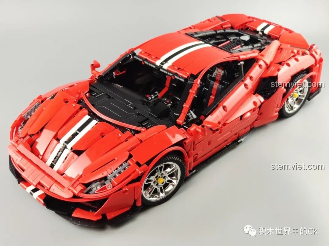 Góc nhìn ngang của mô hình CaDA C61042 Ferrari 488, thể hiện đường cong và tỉ lệ xe.