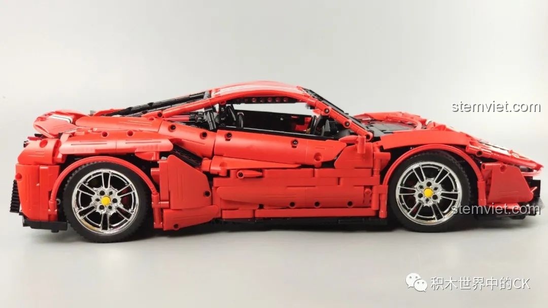 Gương chiếu hậu bên trong của mô hình CaDA C61042 Ferrari 488, chi tiết nhỏ nhưng quan trọng.