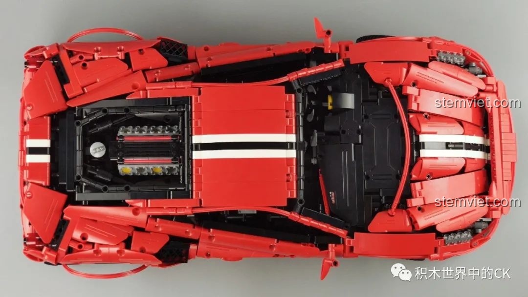 Ghế ngồi thể thao màu đen và đỏ bên trong mô hình CaDA C61042 Ferrari 488.