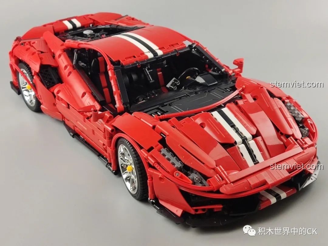 Ghế ngồi của mô hình CaDA C61042 Ferrari 488 có thể điều chỉnh, tăng tính tương tác.