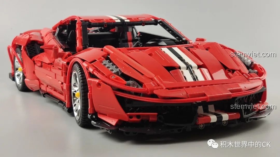 Cận cảnh chi tiết động cơ của mô hình CaDA C61042 Ferrari 488, với các đường ống và chi tiết máy.