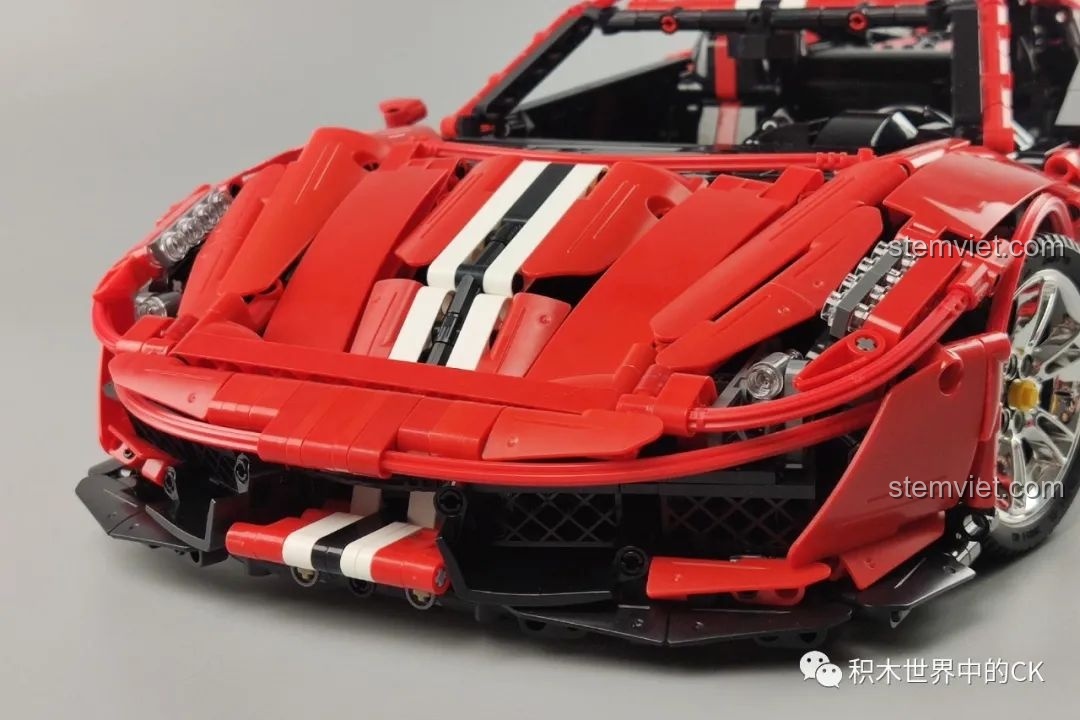 Một góc nhìn khác của chi tiết động cơ mô hình CaDA C61042 Ferrari 488, thể hiện độ chân thực.