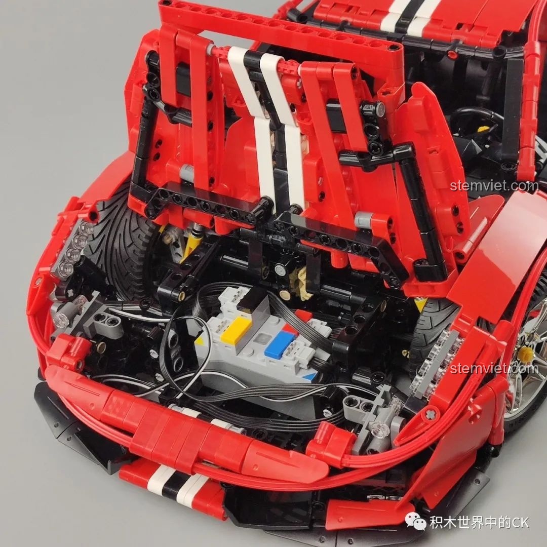 Cận cảnh bánh xe mạ chrome của mô hình CaDA C61042 Ferrari 488, với chi tiết lốp.