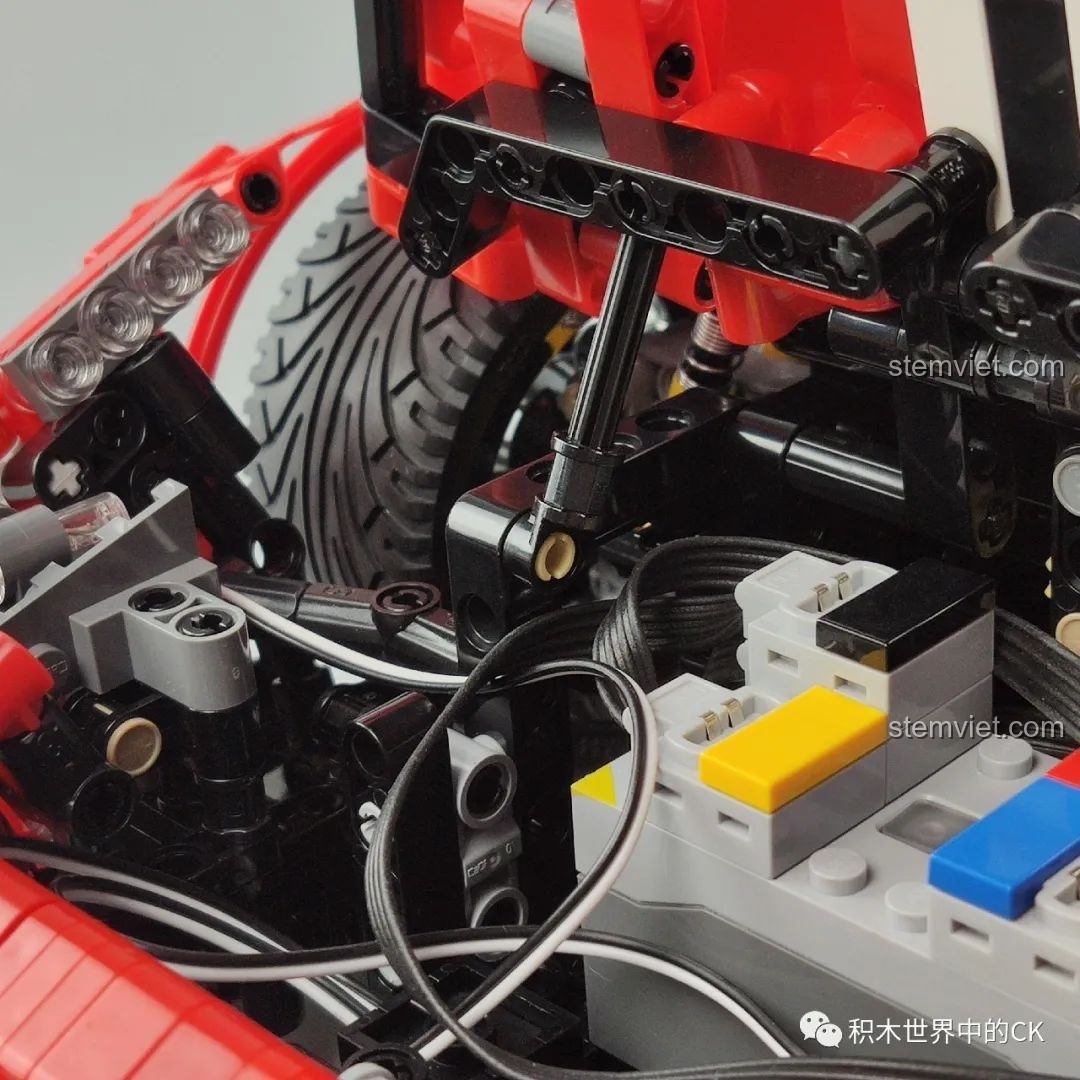 Một góc nhìn khác của bánh xe mạ chrome trên mô hình CaDA C61042 Ferrari 488.