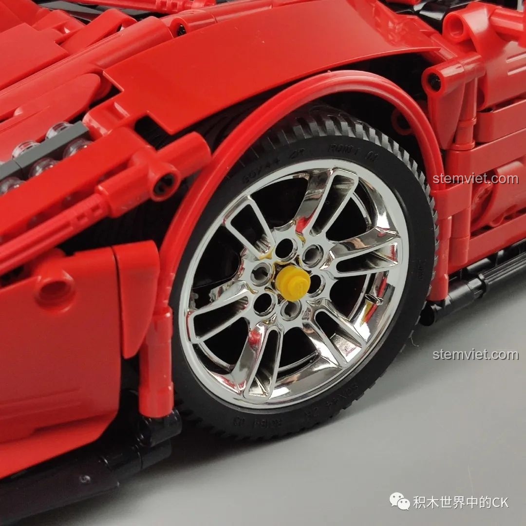 Cận cảnh lốp xe của mô hình CaDA C61042 Ferrari 488, với các đường vân rõ nét.