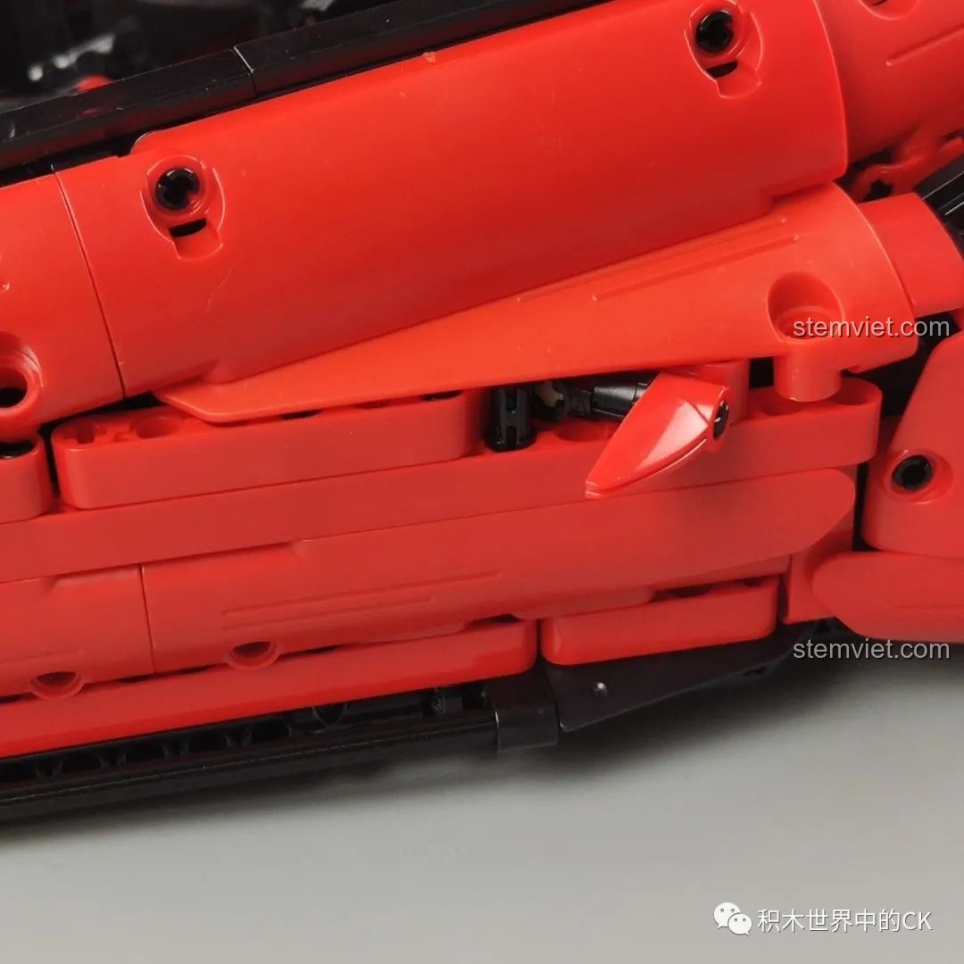 Cận cảnh đèn pha trước của mô hình CaDA C61042 Ferrari 488, thể hiện chi tiết thiết kế.