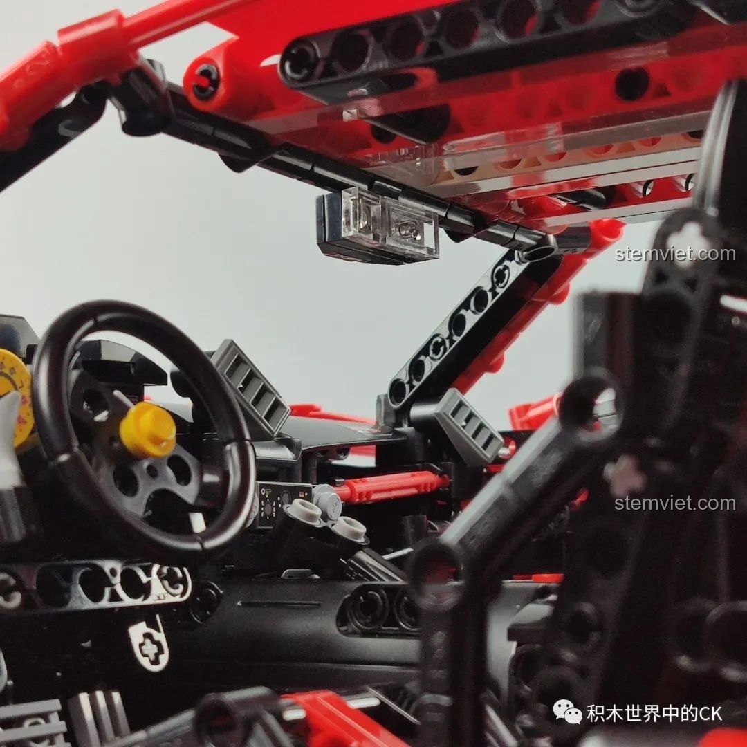 Một góc nhìn khác của đèn hậu mô hình CaDA C61042 Ferrari 488.