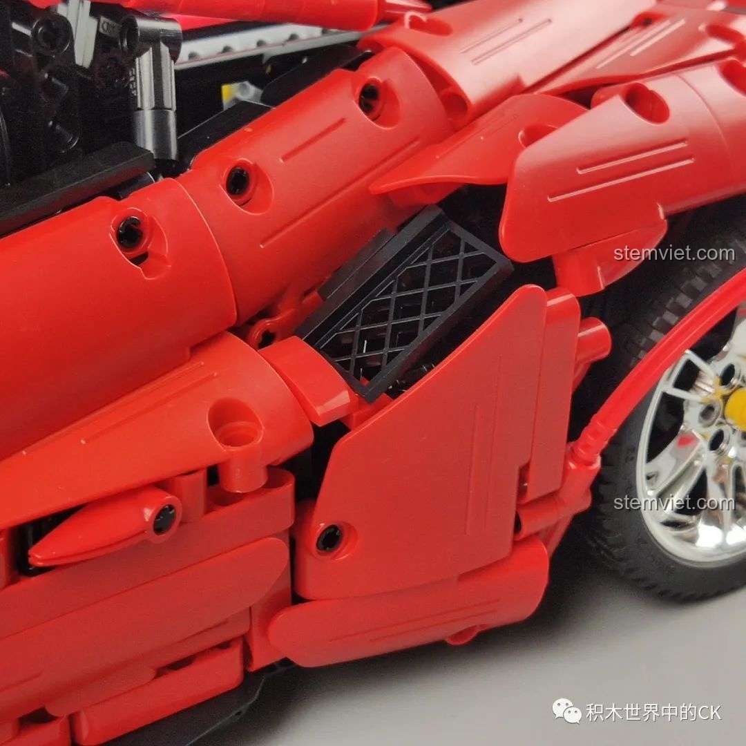 Mô hình CaDA C61042 Ferrari 488 với đèn hậu sáng trong bóng tối, nổi bật vẻ đẹp phía sau.