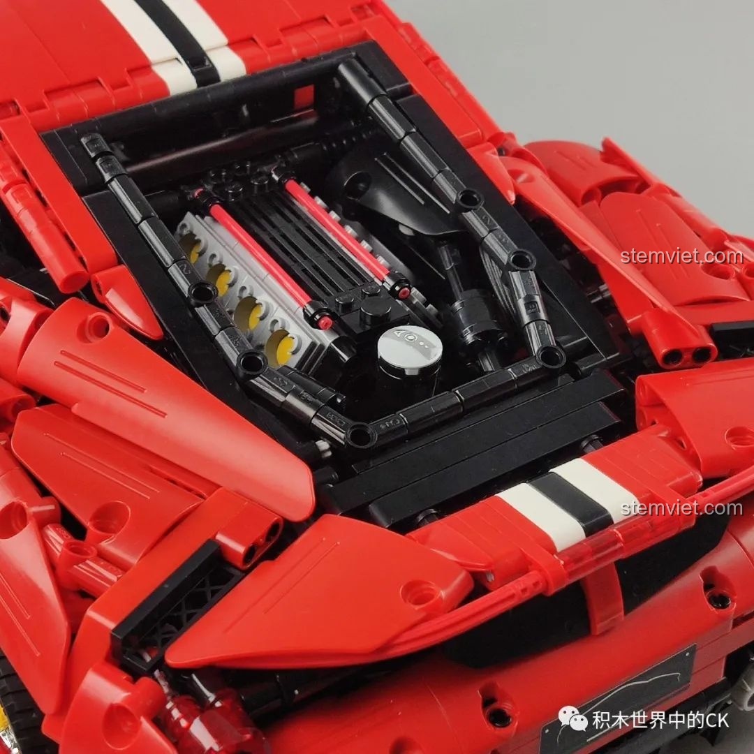 Mô hình CaDA C61042 Ferrari 488 đã hoàn thiện, đặt cạnh một nhân vật lính Stormtrooper đồ chơi.