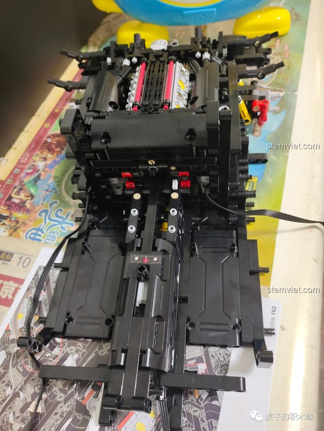 Cận cảnh hệ thống truyền động và chi tiết cơ khí dưới khung xe CaDA C61042 Ferrari 488.