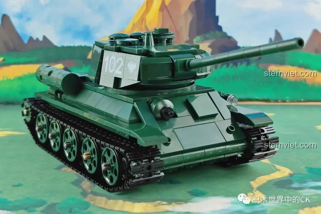 Cận cảnh hệ thống bánh xích và bánh xe của mô hình CaDA C61072 Xe tăng T-34, cho thấy sự phức tạp và độ chính xác trong thiết kế.