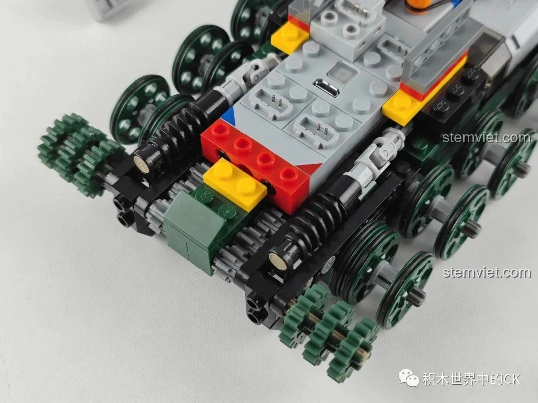 Cận cảnh hệ thống bánh xe và giảm xóc của bộ đồ chơi CaDA C61072 Xe tăng T-34 trong quá trình lắp ráp, cho thấy độ chi tiết của các mảnh ghép.