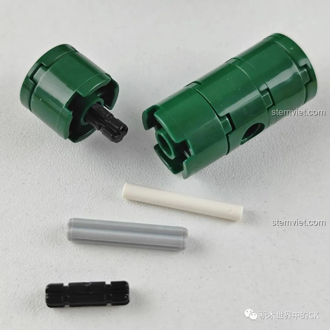 Các chi tiết nhỏ như chốt nối và trục quay của bộ đồ chơi CaDA C61072 Xe tăng T-34, thể hiện sự chính xác trong thiết kế mảnh ghép.