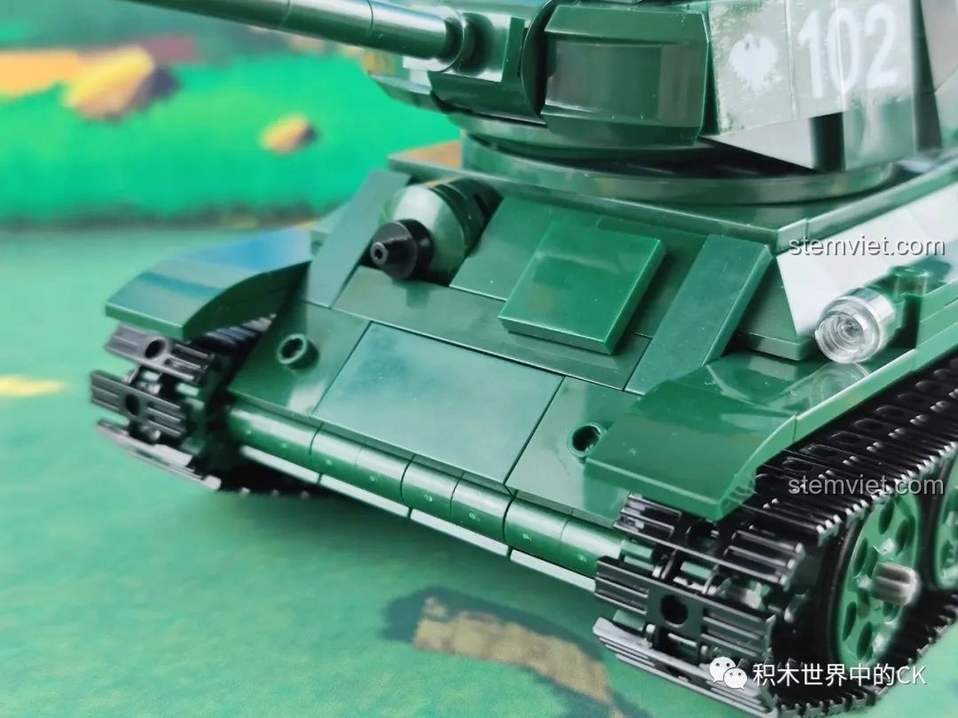 Dòng chữ 'RUDY' và dấu chân trên thân xe của mô hình CaDA C61072 Xe tăng T-34, một chi tiết trang trí độc đáo.