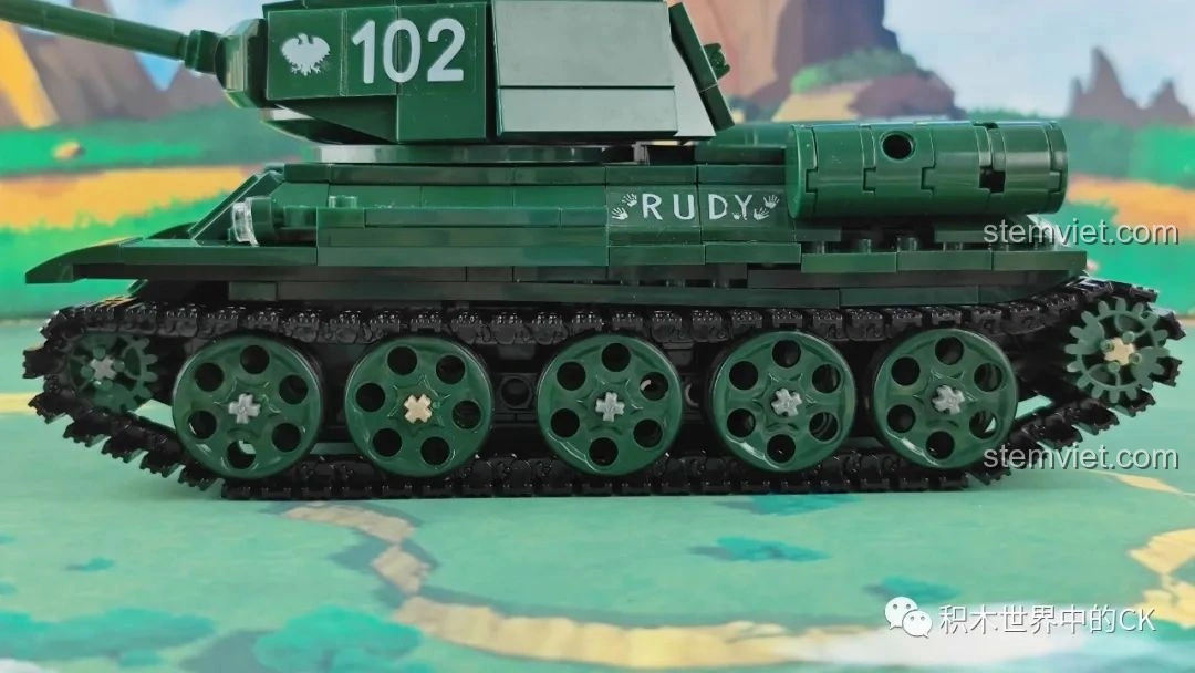 Cận cảnh phần đuôi xe tăng CaDA C61072 Xe tăng T-34, với các thùng nhiên liệu phụ và chi tiết ống xả được mô phỏng chân thực.