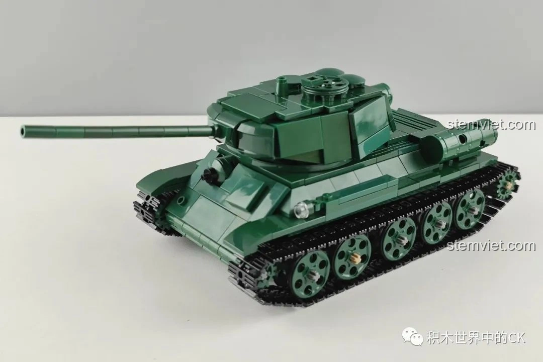 Mô hình hoàn chỉnh của bộ đồ chơi CaDA C61072 Xe tăng hạng trung T-34 Liên Xô thời Thế chiến II, nhìn từ góc nghiêng, thể hiện sự mạnh mẽ và chi tiết.