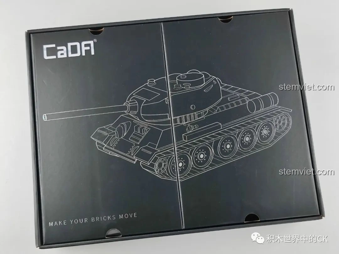 Hộp đồ chơi CaDA Master C61072 Xe tăng T-34 mở đôi, bên trong là hình ảnh phác thảo xe tăng, thể hiện sự tinh tế trong thiết kế bao bì.