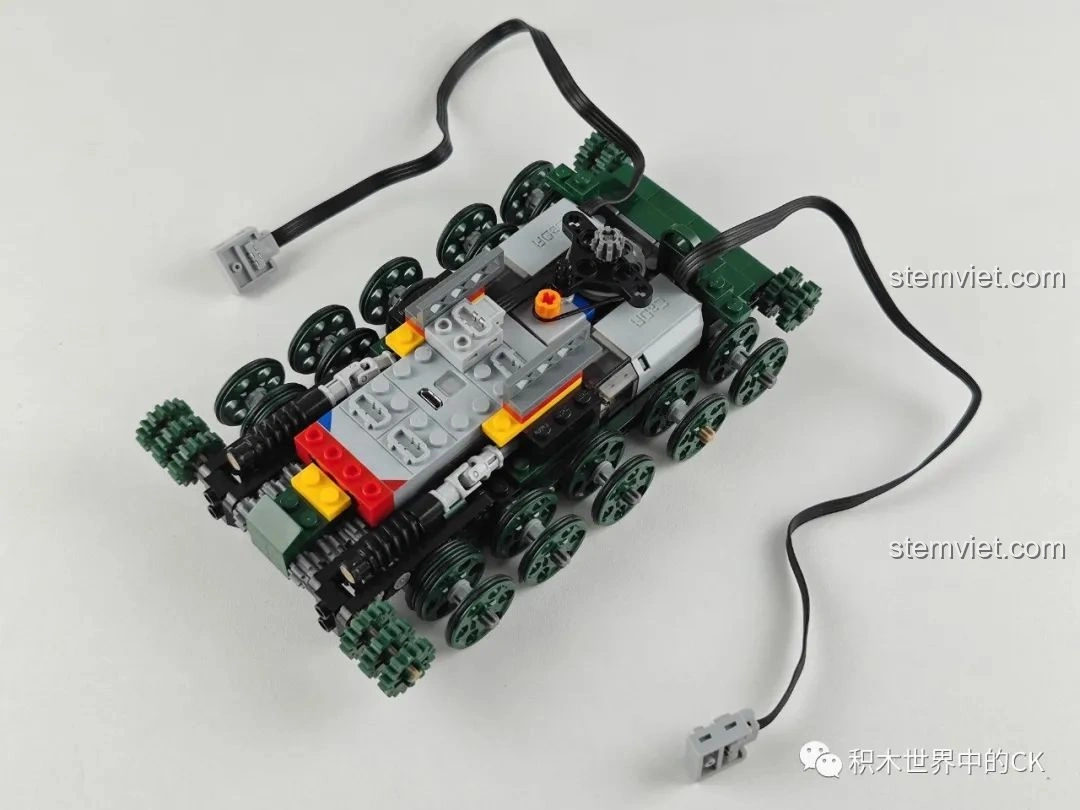 Quá trình lắp ráp khung gầm của bộ đồ chơi CaDA C61072 Xe tăng T-34, hiển thị các chi tiết động cơ và hệ thống bánh xe.