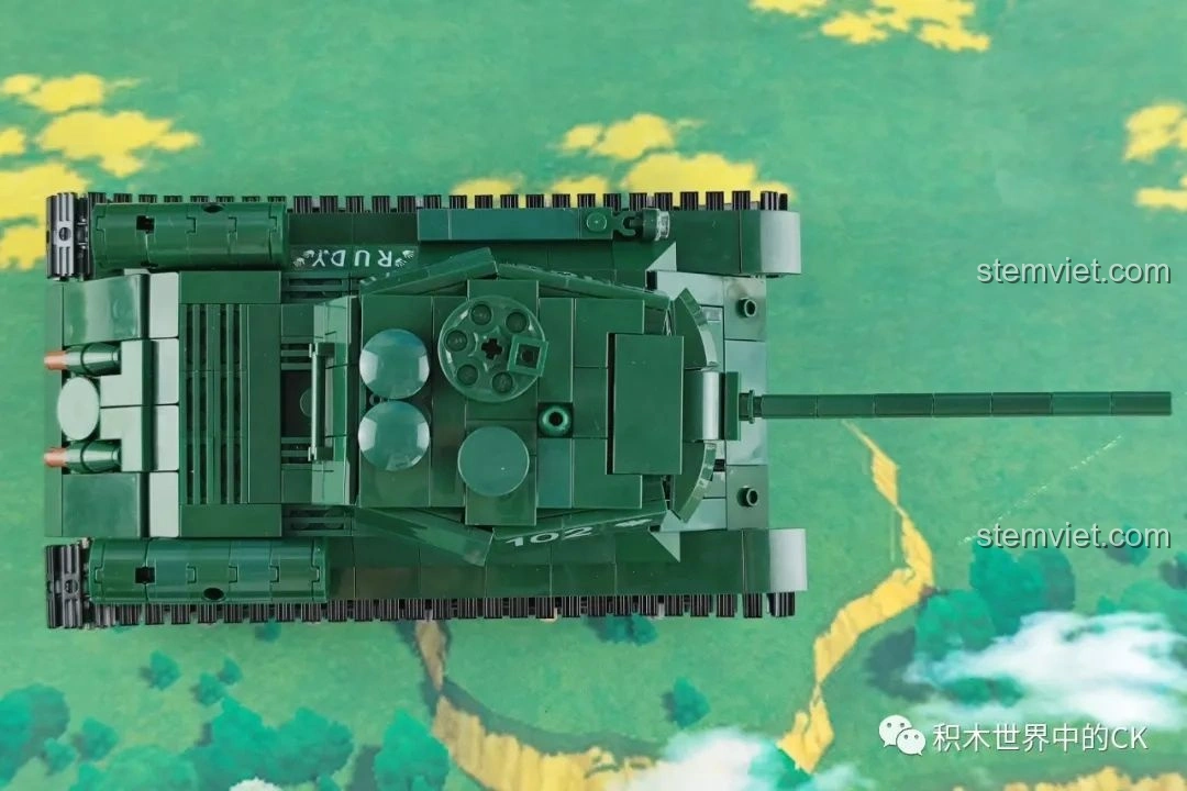 Chi tiết phần thân trước của mô hình CaDA C61072 Xe tăng T-34, với các tấm giáp và đèn pha được mô phỏng tỉ mỉ.