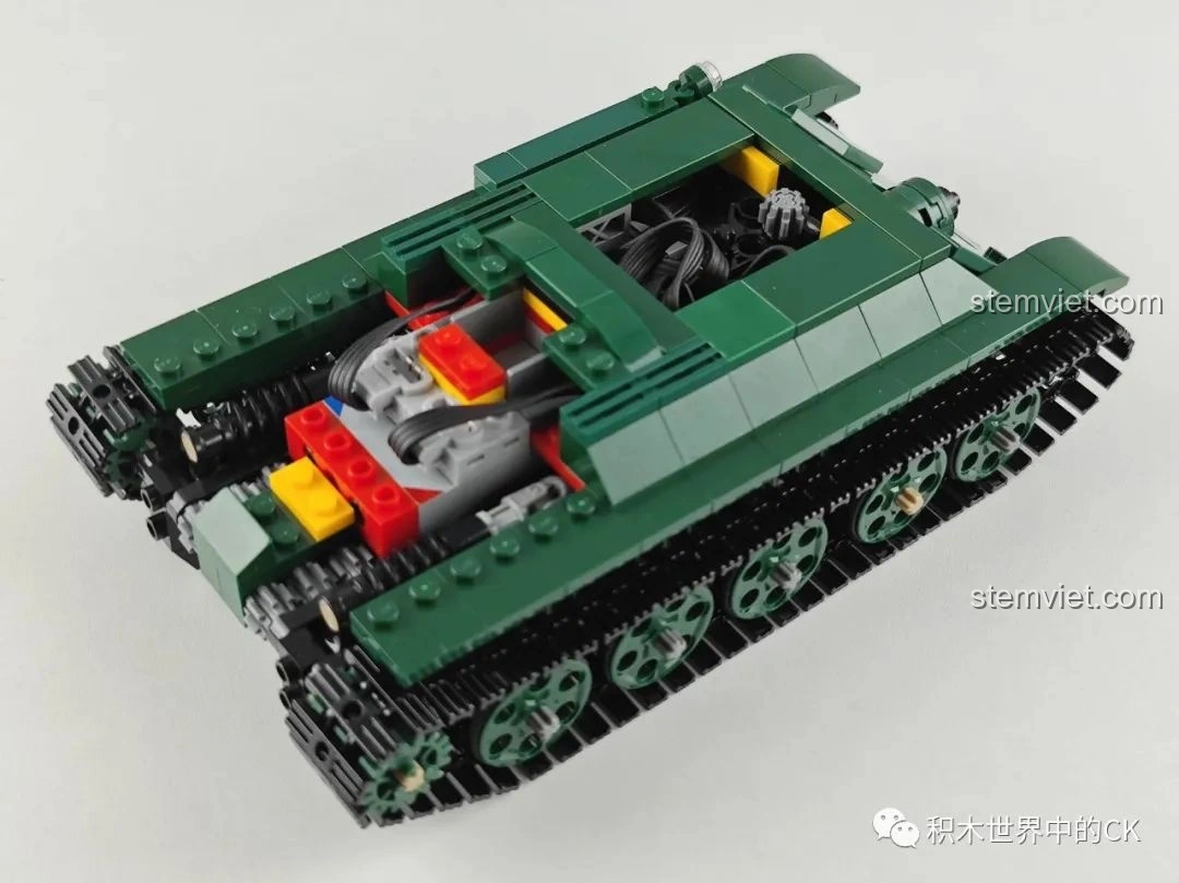 Thân xe tăng CaDA C61072 Xe tăng T-34 đã hoàn thiện với hệ thống bánh xích, cho thấy sự chắc chắn và tỉ mỉ trong thiết kế.