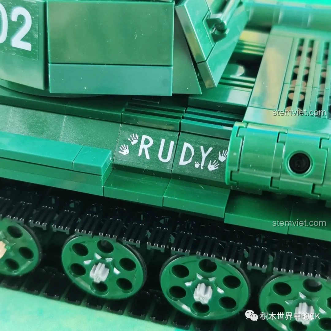 Cận cảnh tháp pháo của mô hình CaDA C61072 Xe tăng T-34, với các chi tiết súng máy và kính ngắm được mô phỏng chính xác.