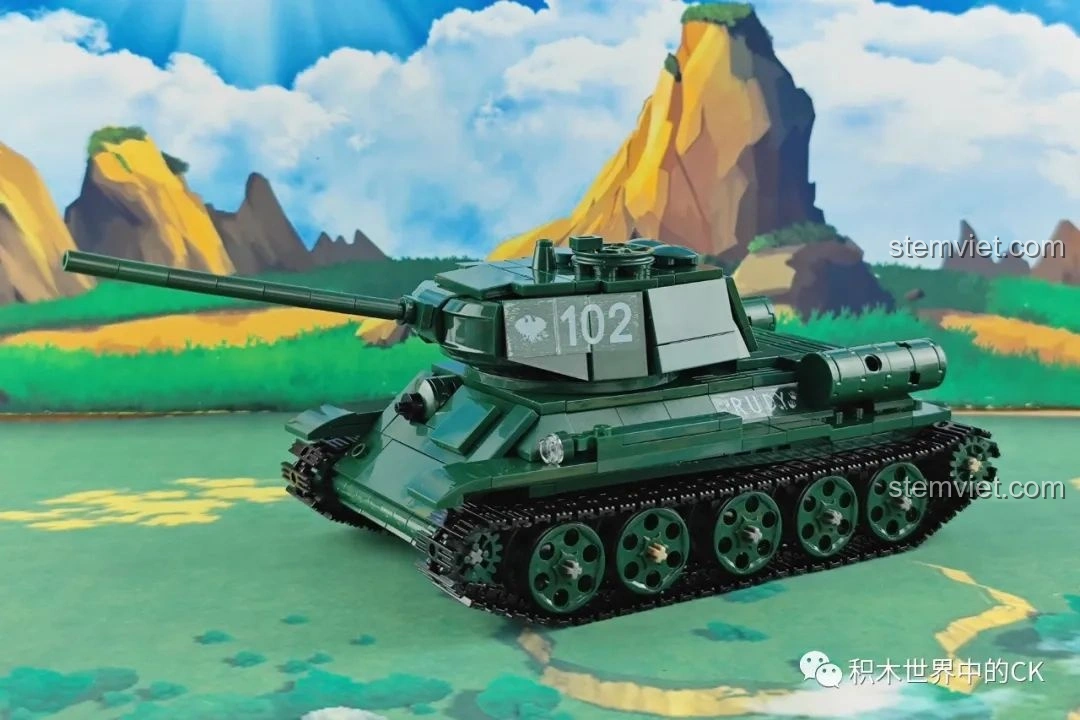 Mô hình CaDA C61072 Xe tăng T-34 hoàn chỉnh trên phông nền phong cảnh núi non và bầu trời xanh, tạo cảm giác như đang ở chiến trường.