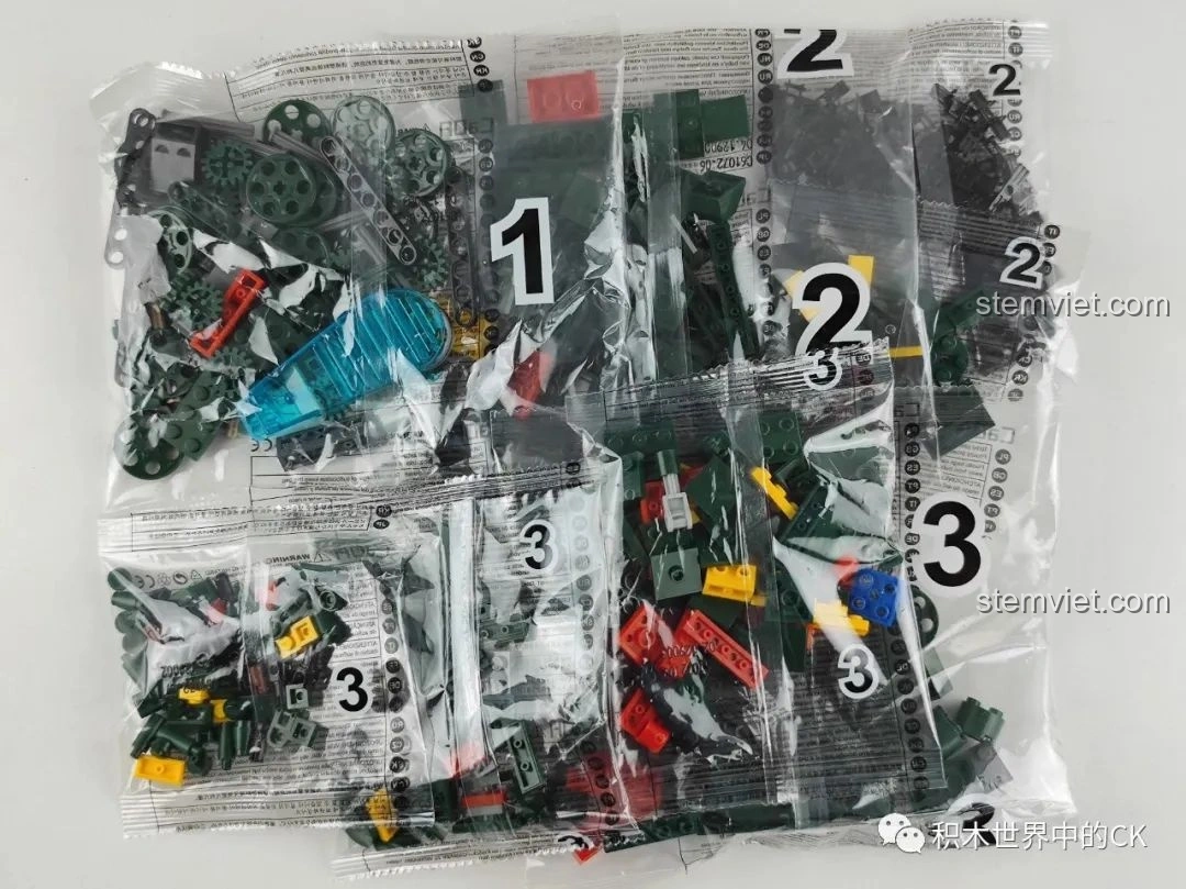 Các túi mảnh ghép của bộ đồ chơi CaDA C61072 Xe tăng T-34 được đánh số thứ tự, giúp người chơi dễ dàng theo dõi quá trình lắp ráp.