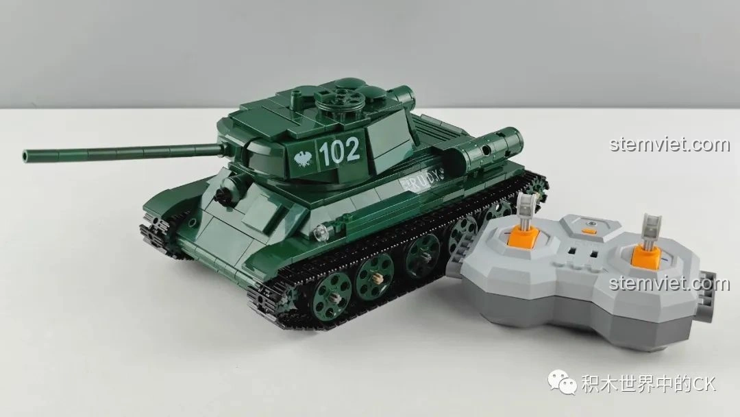 Mô hình CaDA C61072 Xe tăng T-34 hoàn chỉnh đặt cạnh bộ điều khiển từ xa, sẵn sàng cho trải nghiệm chơi.