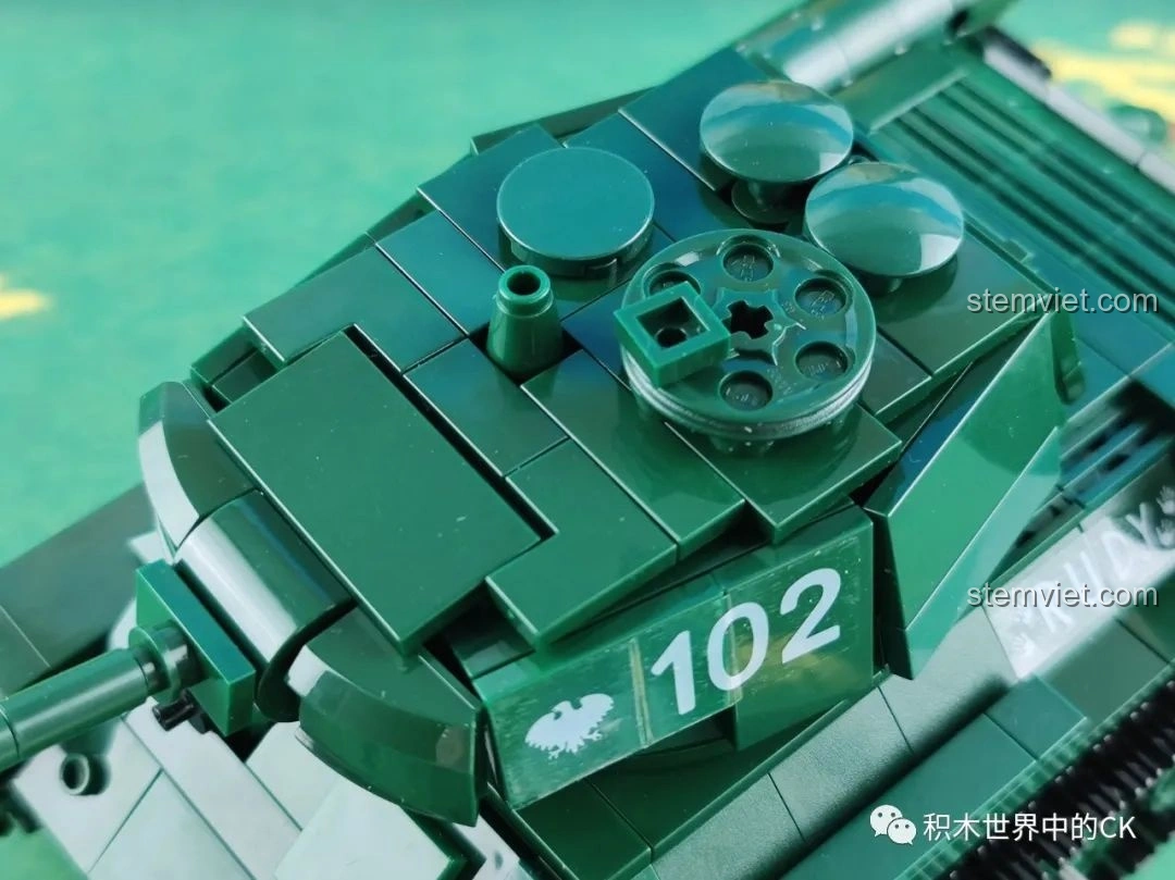 Mô hình CaDA C61072 Xe tăng T-34 cùng các nhân vật Squid Game, tạo nên một khung cảnh vui nhộn và độc đáo, thể hiện tính tương thích của đồ chơi.