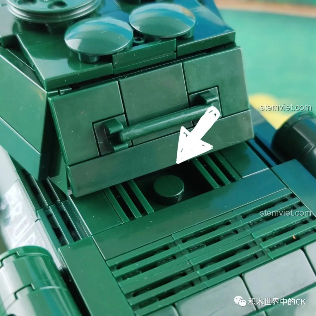 Mô hình CaDA C61072 Xe tăng T-34 đứng cạnh một mô hình xe tăng Tiger, tạo nên cảnh tượng đối đầu kinh điển của Thế chiến II.