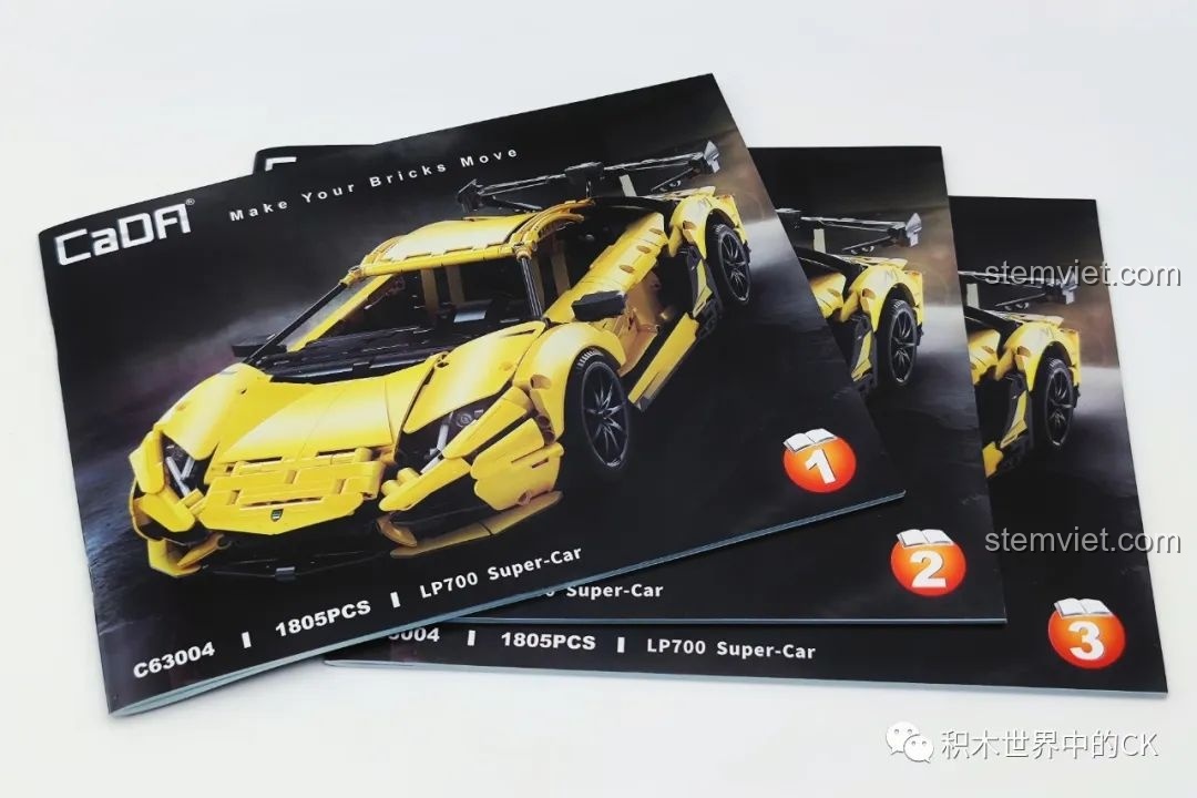 Ba cuốn sách hướng dẫn lắp ráp chi tiết cho bộ lắp ráp CaDA C63004 Lamborghini Aventador LP700, mỗi cuốn đánh số rõ ràng.