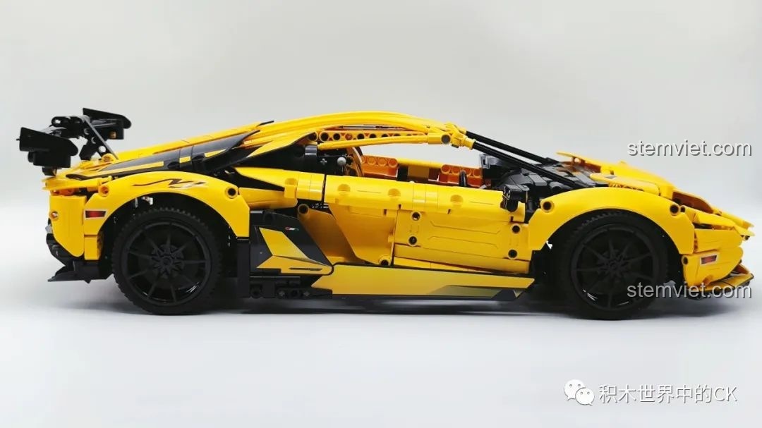 Mô hình bộ xếp hình Siêu xe Lamborghini Aventador 63004 nhìn từ bên hông, đường nét sắc sảo, tỉ lệ chuẩn xác so với xe thật.